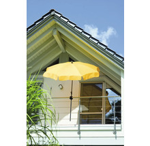 Gelber Sonnenschirm auf Balkon vor Wohnhaus