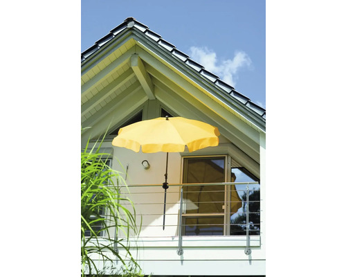Gelber Sonnenschirm auf Balkon vor Wohnhaus