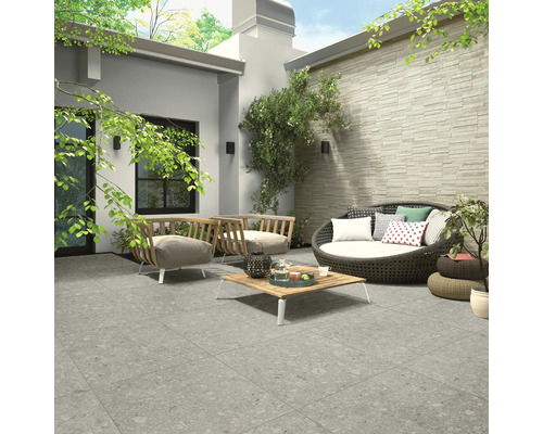 Außenbereich mit Terrassenfliesen, Sitzmöbeln und Dekorationen für einen stilvollen Garten