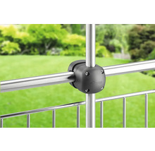 Detailansicht einer Balkonhalterung aus Metall mit einem Verbindungselement