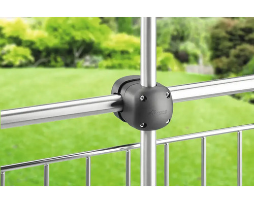 Detailansicht einer Balkonhalterung aus Metall mit einem Verbindungselement