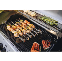 Gasgrill mit Spießen, gefüllten Champignons, Spargel und Wassermelone