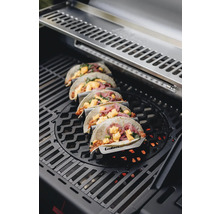 Tacos mit verschiedenen Zutaten auf einem Grill zubereitet