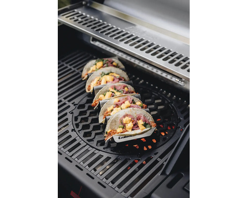 Tacos mit verschiedenen Zutaten auf einem Grill zubereitet