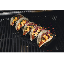 Tacos mit Fleisch, Zwiebeln und Käse auf einem Grill