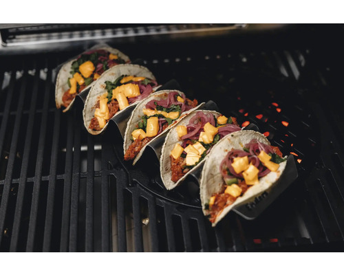 Tacos mit Fleisch, Zwiebeln und Käse auf einem Grill