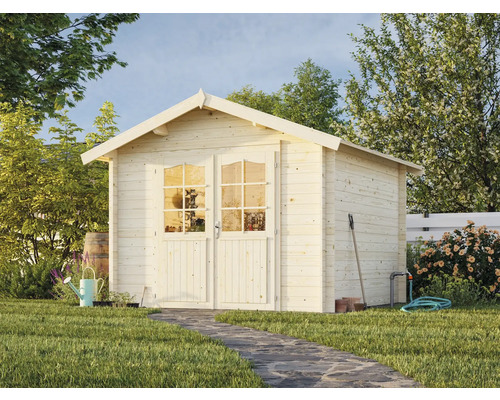 Garten mit Holzgartenhaus, Steingartenweg und Gartenzubehör