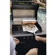 Person bereitet Pizza auf einem Cruster Gasgrill zu