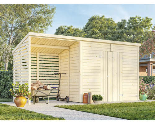 Gartenhaus Palmako Leif 4,5+2,9 m² inkl. Fußboden 467 x 187 cm natur Gartenhaus mit Anbau, Schubkarre, Holz und Gartenzubehör im Garten.