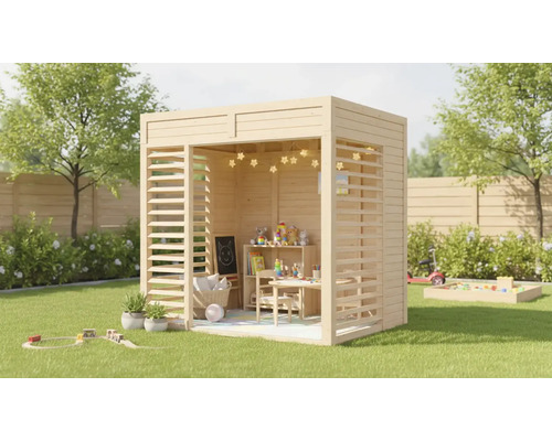 Helles Kinderspielehaus aus Holz mit Lamellenwänden im Garten mit Spielsachen und Möbeln