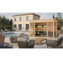 Szene mit einer hölzernen Gartenküche, Sesseln und einem Tisch in einem Garten am Pool.