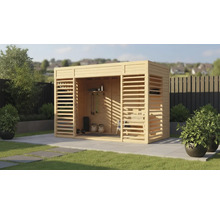 Holzgartenhaus mit Trainingsausrüstung im Garten