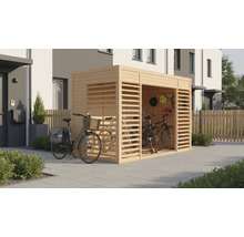 Fahrradgarage aus Holz mit Fahrrädern vor einem Wohnhaus