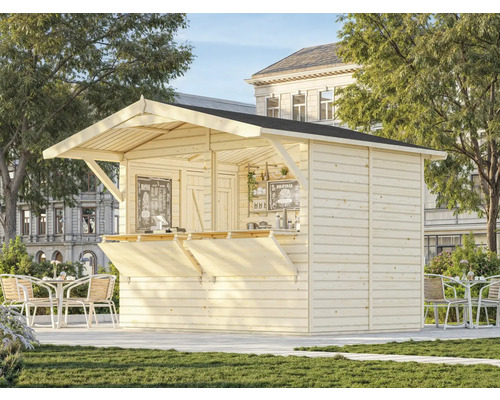 Holzverkaufsstand mit Tischen und Stühlen im Außenbereich