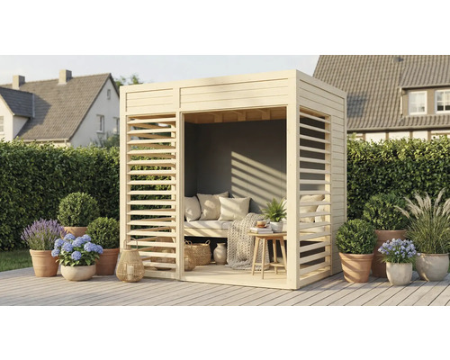 Holzpavillon mit Lamellenwänden, Sitzbank und Dekoration im Garten