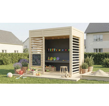 Spielhaus aus Holz mit Regalen, Kreidetafel, Gemüse und Sandkasten im Garten