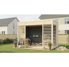 Spielhaus aus Holz mit Tafel, Spielzeug und Pflanzen auf Rasen