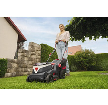 Frau benutzt einen AL-KO Akku-Rasenmäher im Garten.