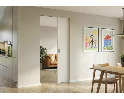 Offene Schiebetür zwischen Küche und Wohnzimmer mit Esstisch