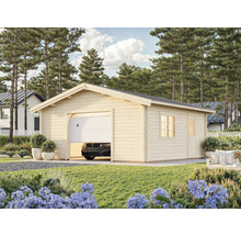 Holzgarage mit teilweise geöffnetem Garagentor in einem Garten