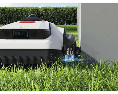 Rasenmähroboter bei der Rasenpflege an einer Kante