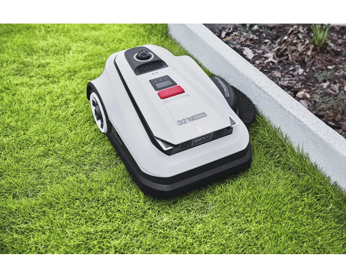 Rasenmähroboter auf einer Rasenfläche