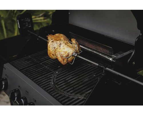 Gegrilltes Hähnchen am Drehspieß auf einem Grill