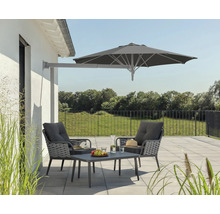 Terrasse mit Ampelschirm, Gartentisch und zwei Gartensesseln