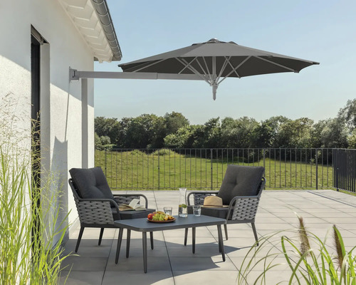 Terrasse mit Ampelschirm, Gartentisch und zwei Gartensesseln