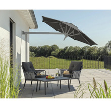 Szene mit Ampelschirm, Gartensessel und Tisch auf einer Terrasse