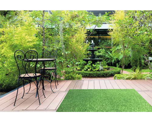 Gartenszene mit Sitzgruppe, Springbrunnen und Kunstrasen