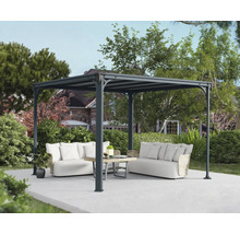 Grauer Pavillon mit Sofas und Tisch im Garten