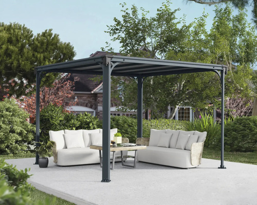 Grauer Pavillon mit Sofas und Tisch im Garten