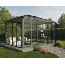 Freistehender Pavillon mit Möbeln im Garten.