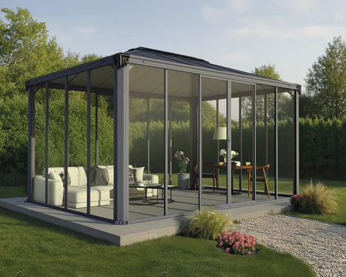 Freistehender Pavillon mit Möbeln im Garten.