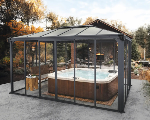 Überdachter Whirlpool im Garten mit Sitzbank