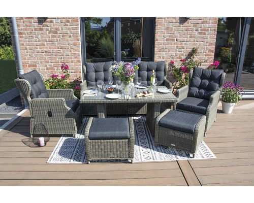 Gartenmöbel Set mit Tisch, Sesseln, Bank und Hocker auf einer Terrasse