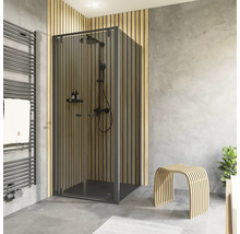 Badezimmer mit Duschkabine, Handtuchwärmer und Hocker