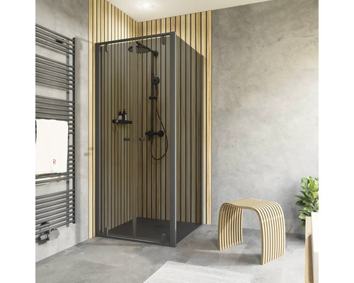 Badezimmer mit Duschkabine, Handtuchwärmer und Hocker