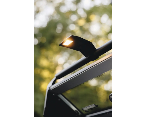 Detailansicht einer schwarzen Fahrzeugkabine mit integrierter Arbeitsleuchte