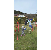 Kinderschaukel mit spielenden Kindern im Garten