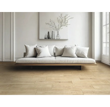 Heller Raum mit Holzboden und Sofa