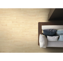 Heller Holzboden in einem Schlafzimmer mit Bett