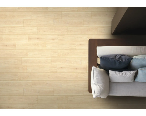 Heller Holzboden in einem Schlafzimmer mit Bett