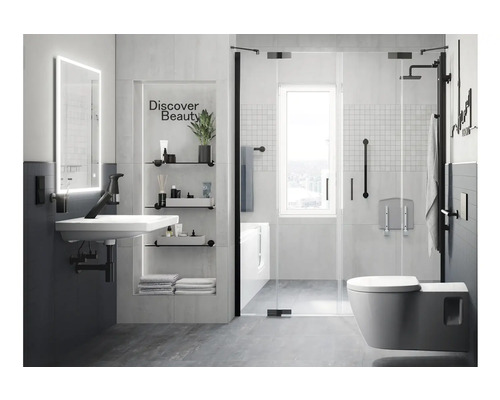 Modernes Badezimmer mit Waschtisch, Spiegel, Regalen, Duschkabine und Toilette für eine helle und funktionale Raumatmosphäre.