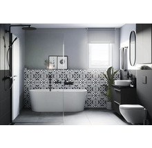 Modernes Badezimmer mit freistehender Badewanne, Mosaikfliesen und dunklen Akzenten