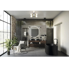 Badezimmer mit Doppelwaschtisch, Spiegel, Badewanne und Zimmerpflanzen