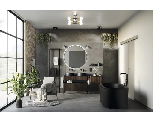 Badezimmer mit Doppelwaschtisch, Spiegel, Badewanne und Zimmerpflanzen