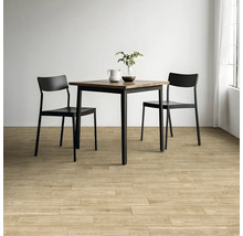 Quadratischer Esstisch mit zwei Stühlen auf Holzboden