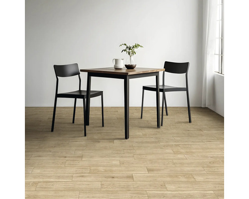 Quadratischer Esstisch mit zwei Stühlen auf Holzboden